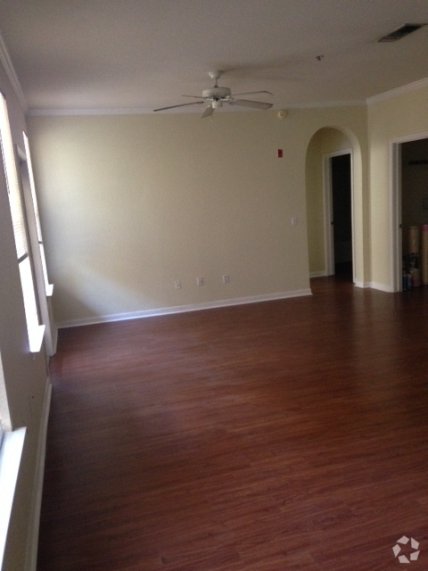 Building Photo - Large 1 BDRM 1BTH in Downtown