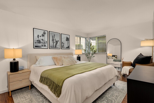 Building Photo - 215 9th St