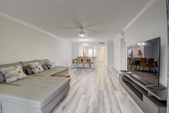 Building Photo - 7076 Huntington Ln