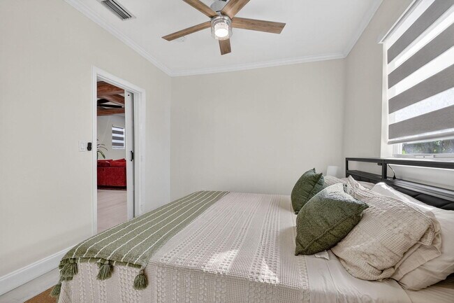 Building Photo - 1511 S Palmway