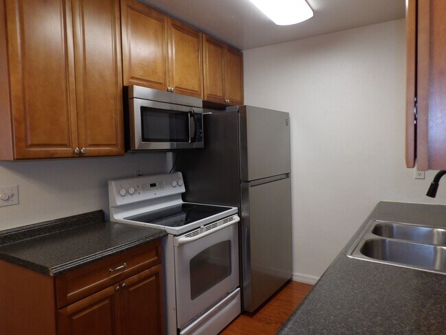 Building Photo - Cute 2 Bedroom 1 Bath with huge Screen Porch