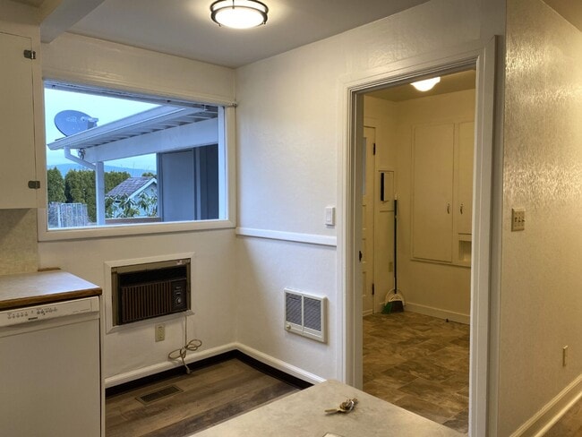 Building Photo - Quaint Hood River Cottage