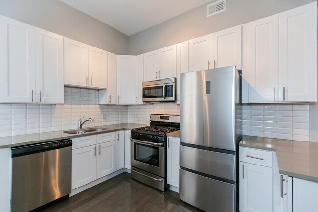 Building Photo - 42 E Chicago Ave