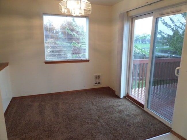 Building Photo - Fabulous 2 Bedroom Townhome With Attached ...