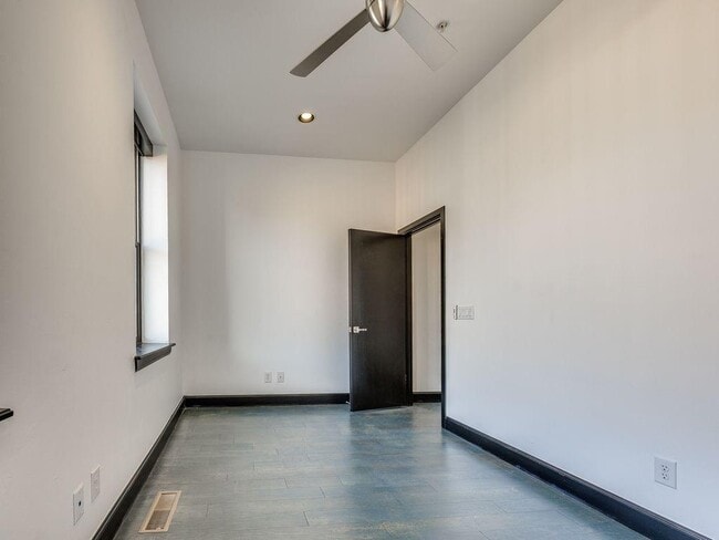 Building Photo - 109 NE 3rd St