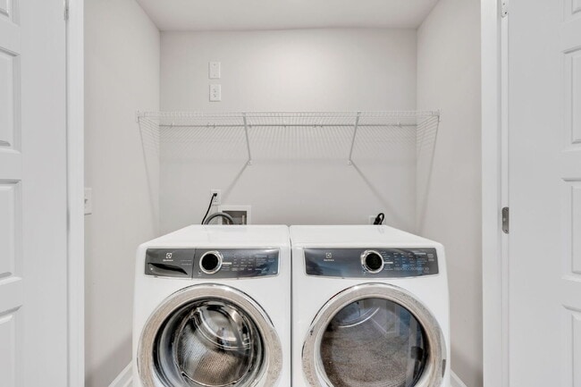 Building Photo - AMAZING LEASE SPECIAL!..Two-story 3BR/2.5BA townhome in Foxcroft Townes in Greenville - available...