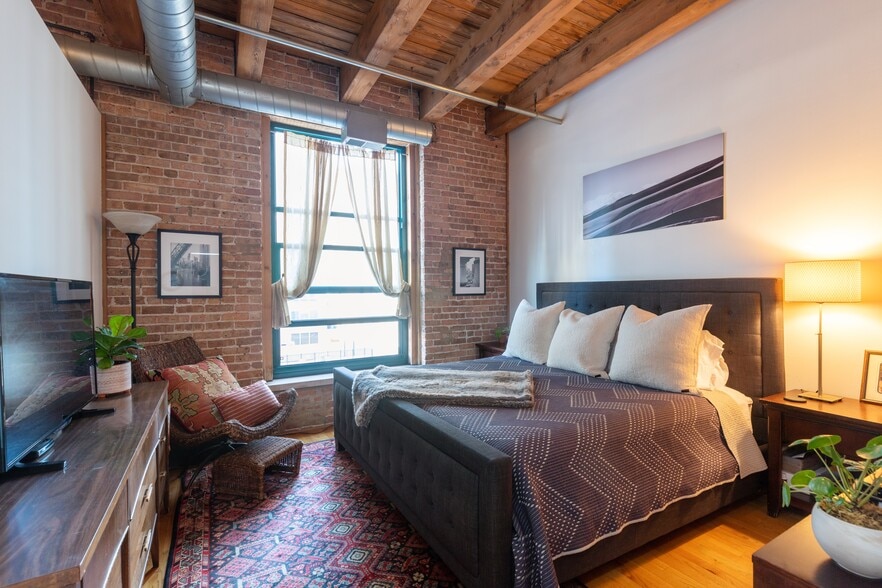 Building Photo - 1133 S State St