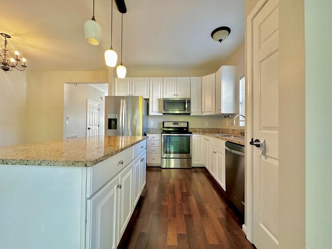 Building Photo - Beautiful 3 Bed 2.5 Bath Townhome Minutes from Cool Springs