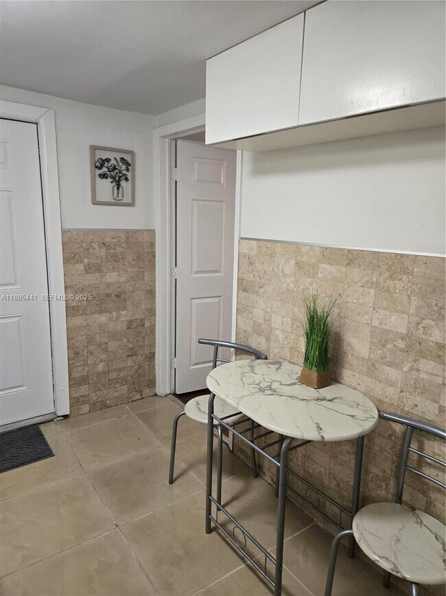 Building Photo - 5712 Hollywood Blvd