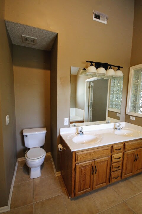 Owner's Suite Bathroom, Top Floor - 9505 NW 86th Ter