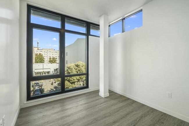 Building Photo - New Contemporary Sunny Apartment With Views