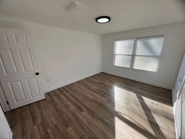 Building Photo - Cozy 1-Bedroom Triplex Unit with New Appliances