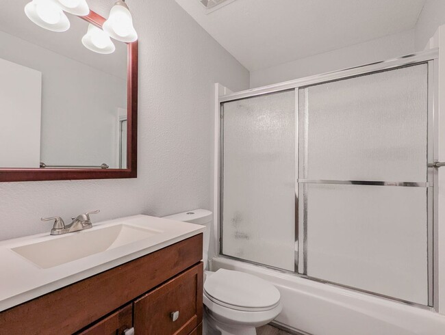 Building Photo - Move in ready 3bd/1bth Rambler W/ 1 car Ga...