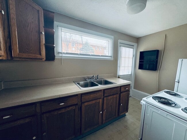 Building Photo - Timberlake Area House