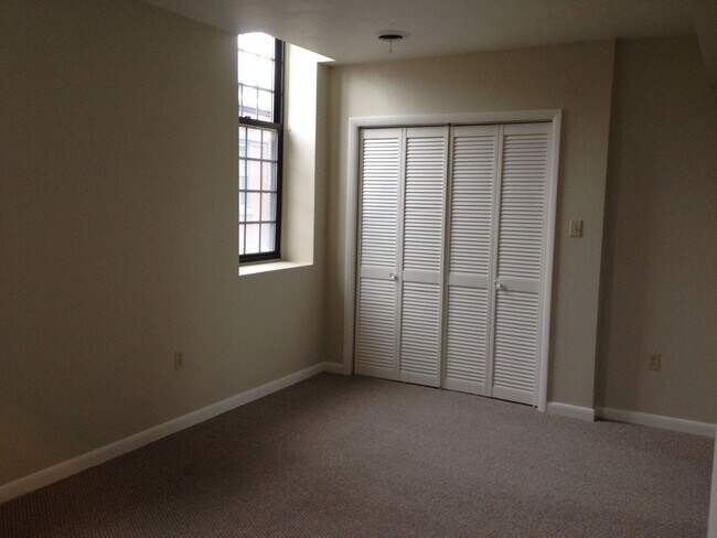 Building Photo - 234 W Clarke Ave