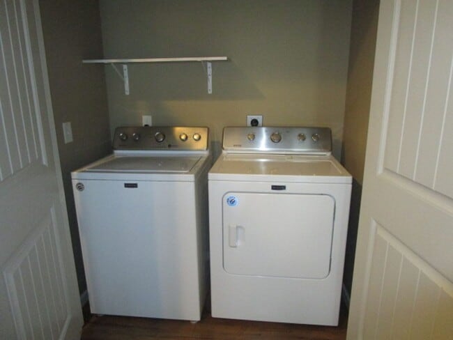 Building Photo - Awesome!  2bed 2bath