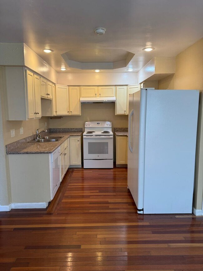 Building Photo - 1140 Hartford Pl