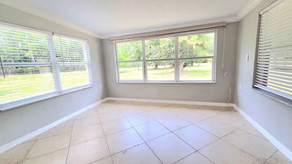 Sun Room - 5529 Hardee St
