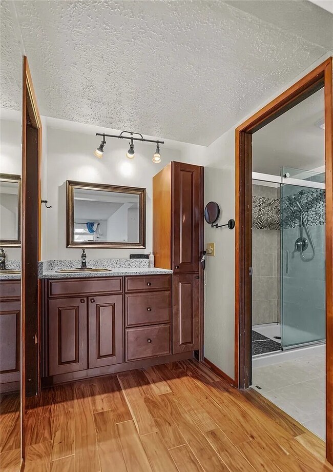 Building Photo - Oakbrook Country Club Condominium (2bedroom)! Apply Today