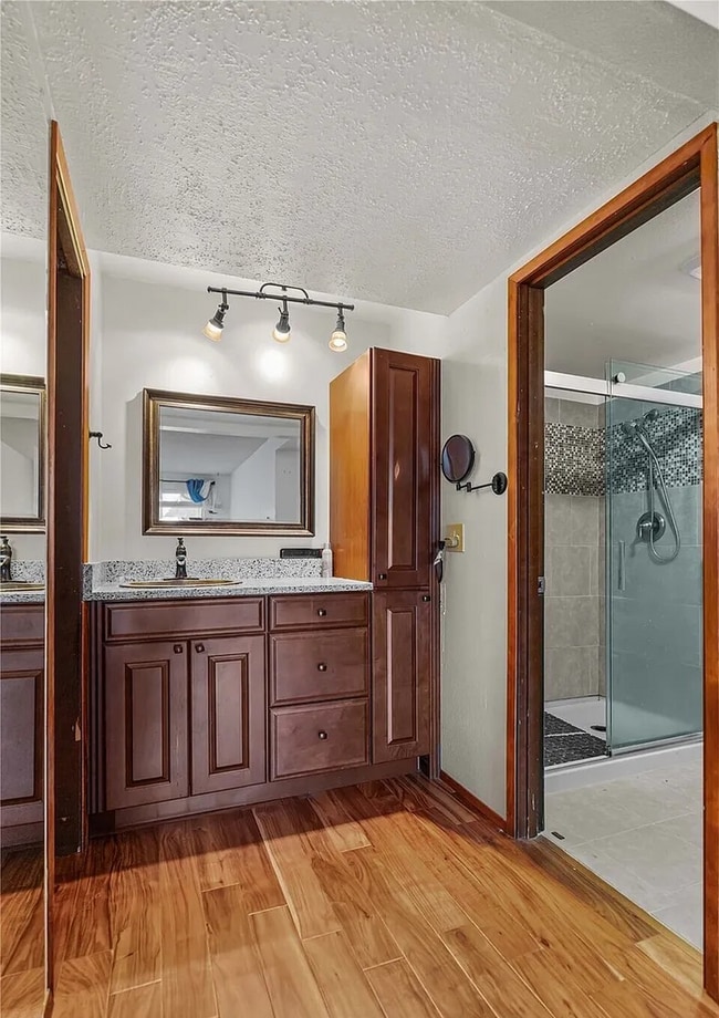 Building Photo - ***Rent Special!! - $500 off First Month's Rent***-Oakbrook Country Club Condominium (2bedroom)! ...