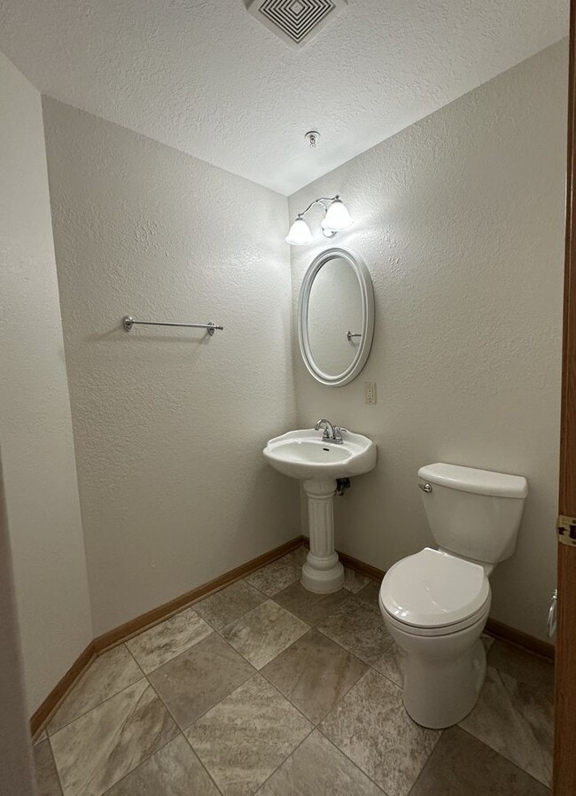 Building Photo - Spacious Townhouse Style Condo in Brookfield!