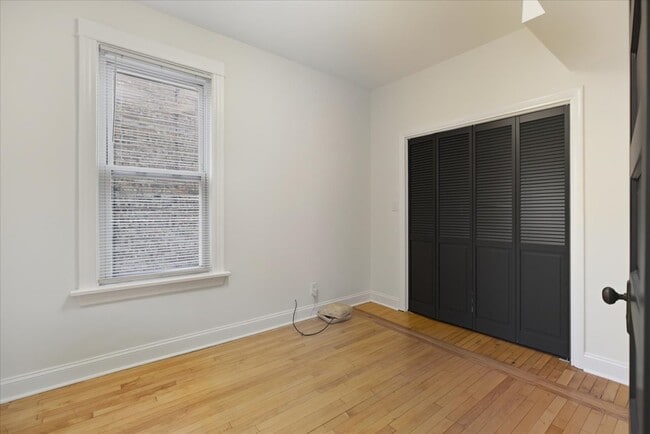 Building Photo - 2441 N Avers Ave