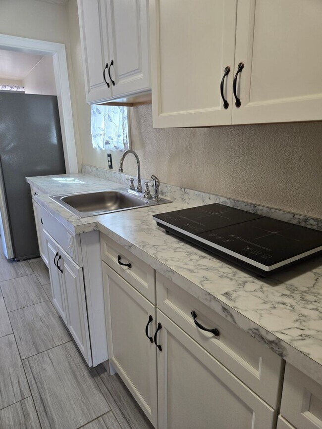 Building Photo - Immaculate Midtown Studio in Riverside