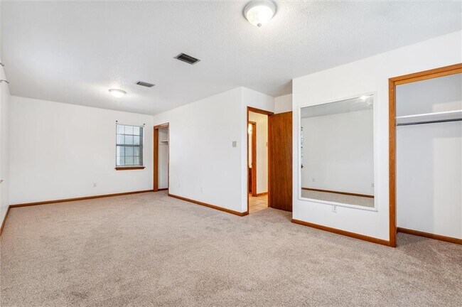 Building Photo - 504 Farnell Ln