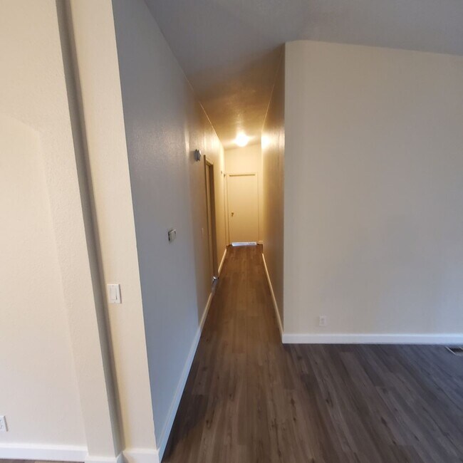 Building Photo - 5 bedroom : 3 bath Home with a Garage in Tangent