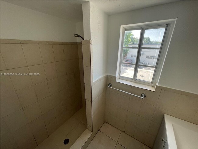 Building Photo - 13700 NE 6th Ave