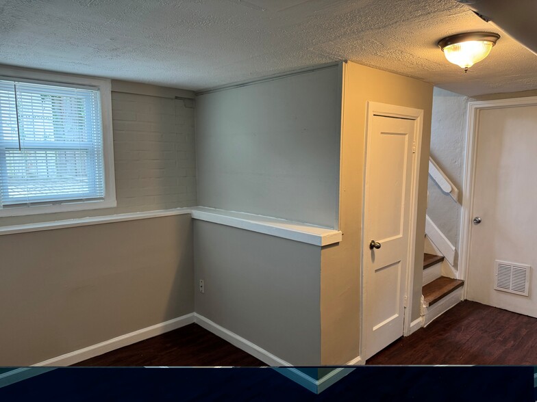 Building Photo - 211 W Arlee Ave