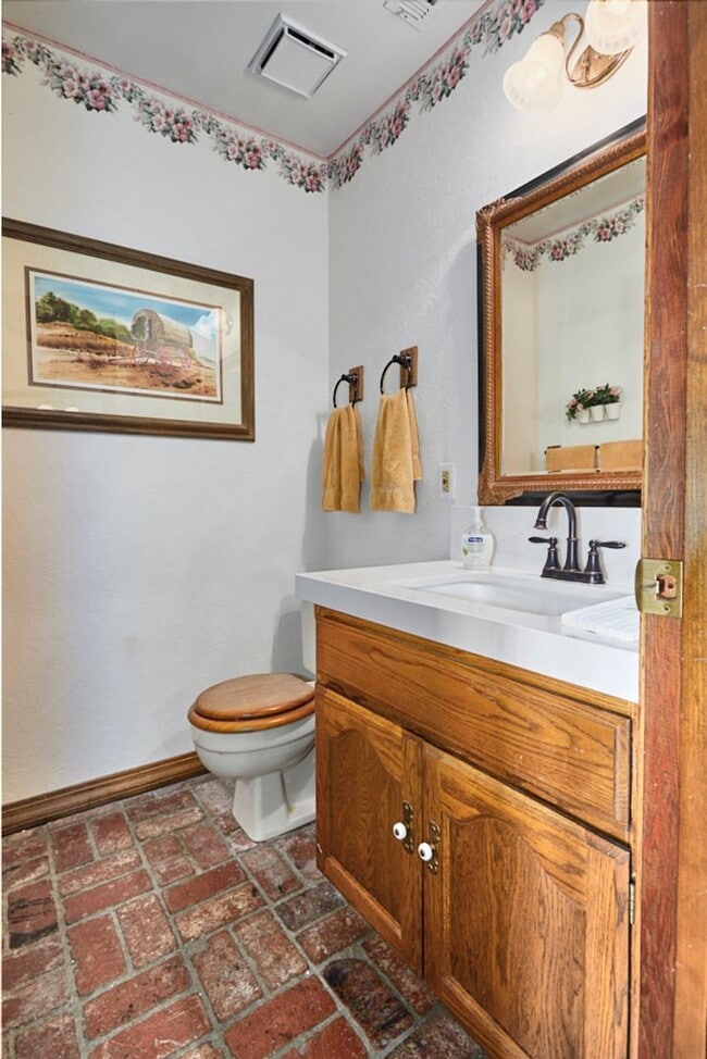 Building Photo - Spacious 3-Bedroom Lake House in Victorvil...