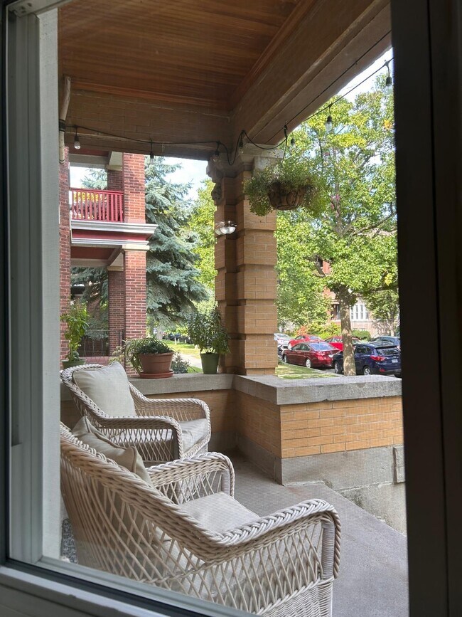 Building Photo - 1263 W Thorndale Ave