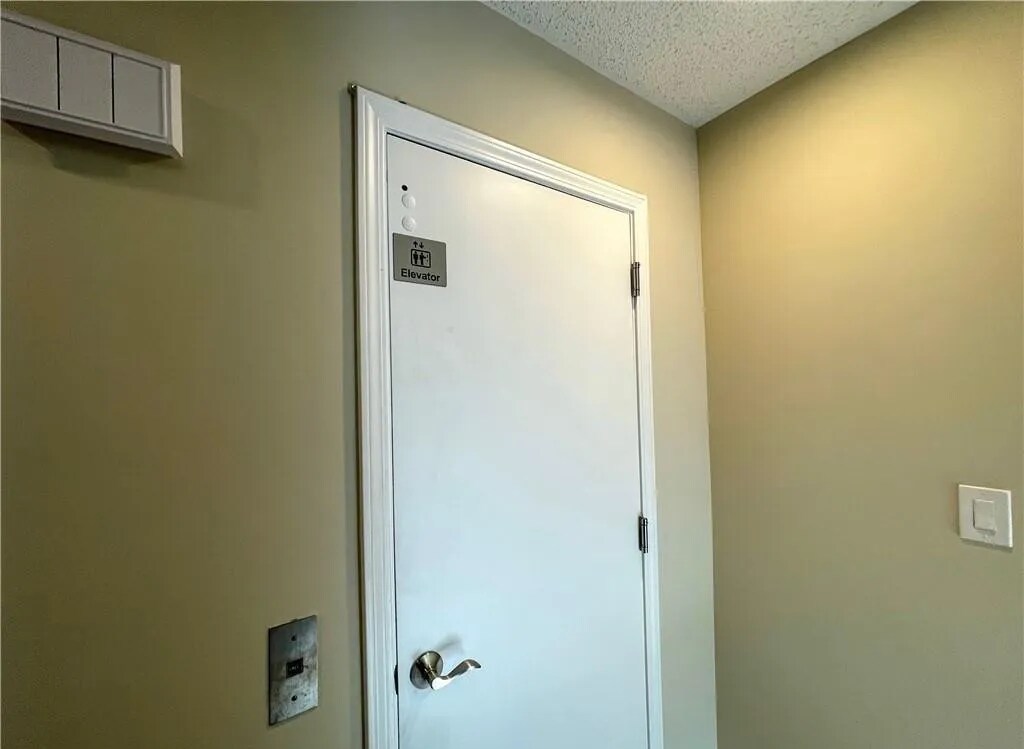 All floor Elevator - 450 Center St