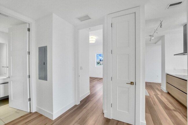 Building Photo - 155 E Boca Raton Rd
