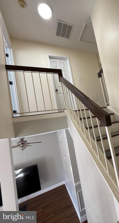 Building Photo - 8702 Village Green Ct