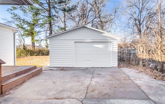 Building Photo - 4BR/2Ba house- Ready for new occupant!