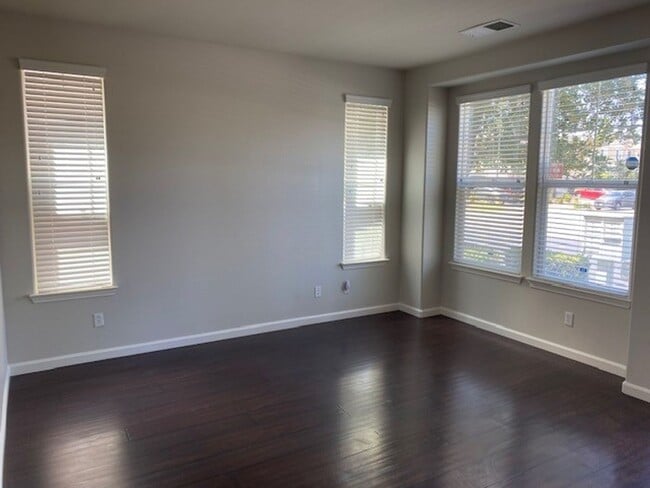 Building Photo - Cute Roseville home walking distance to Ki...