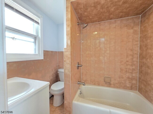 Building Photo - 8 Lincoln Ave