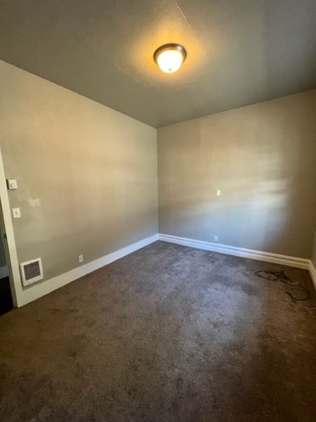 Building Photo - 3 Bedroom House on Jefferson St Near Downt...