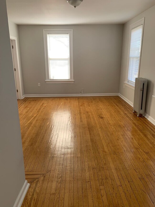 Building Photo - 142 Walnut St