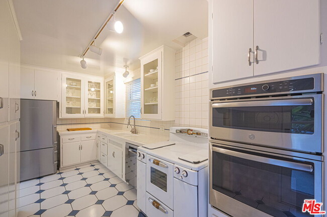 Building Photo - 2318 Canyon Dr