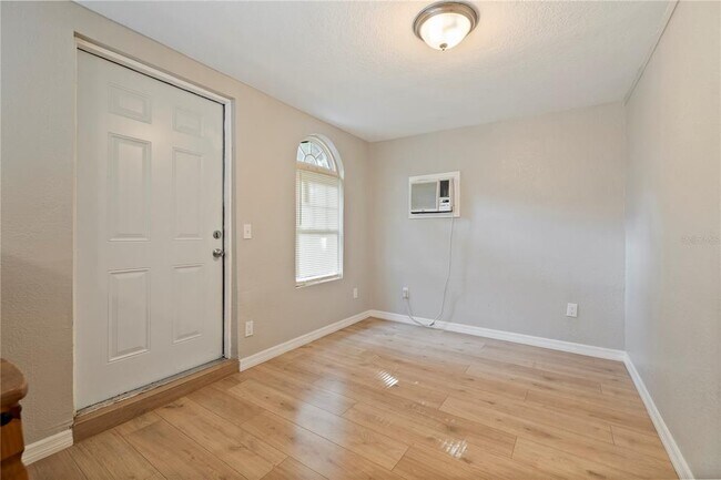 Building Photo - 2708 N Mitchell Ave