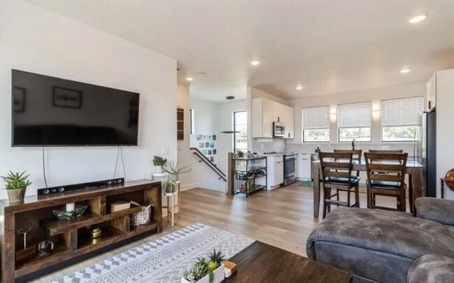 Building Photo - 1393 Keosauqua Way