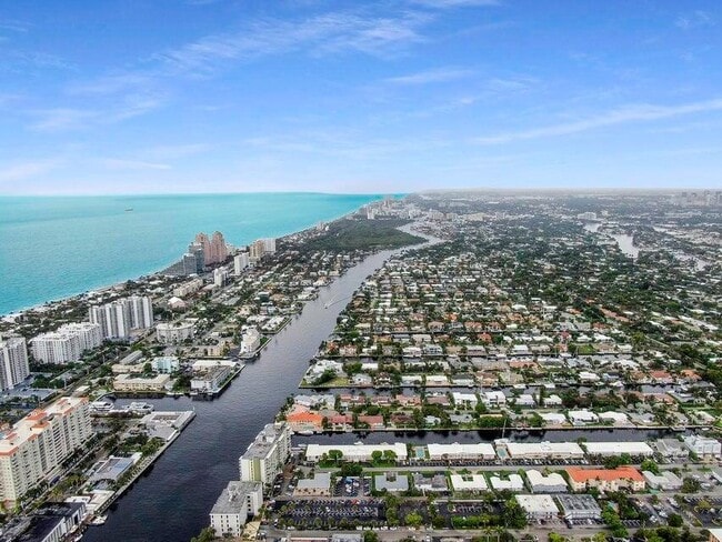 Building Photo - 2881 NE 33rd Ct