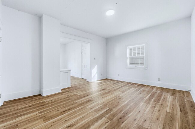 Building Photo - Newly Updated 3-Bedroom Home with Modern U...