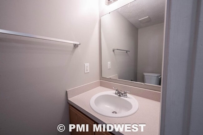 Building Photo - Great 3 Bedroom 2.5 Bathroom Home on the upper east side of Indy!