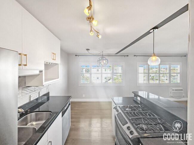Building Photo - Stunning 1BD/1BA W/ Updated Kitchen and Re...