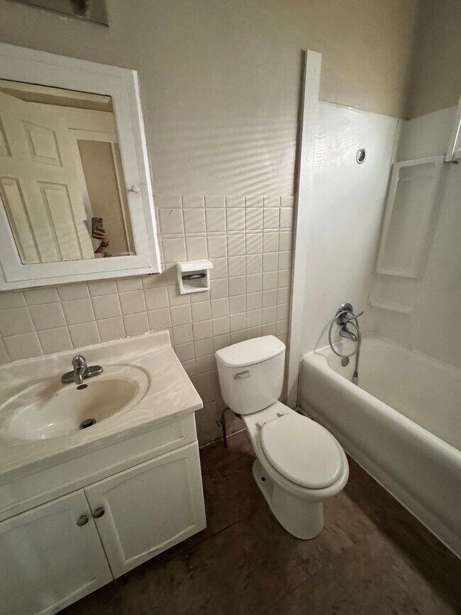 Building Photo - 2 bedroom 1 bath home in Rock Island