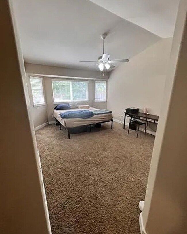 Building Photo - Great Neighborhood 3bd/ 2.5 Avail. Nov. 28th